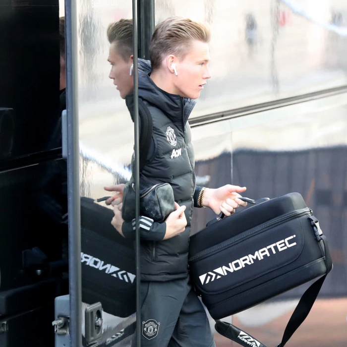 Man Utd star McTominay arrives at Lowry carrying electronic ‘massage therapist’ ahead of Europa League tie