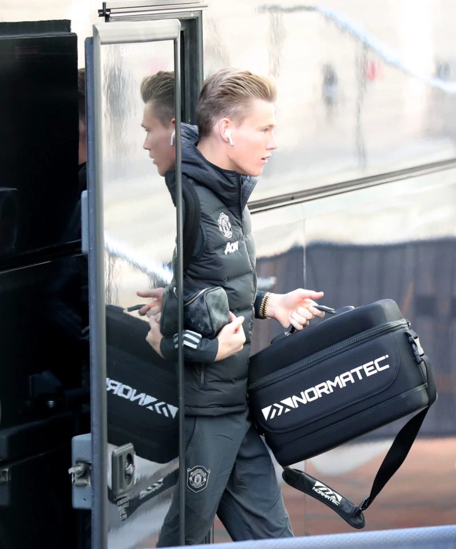 Man Utd star McTominay arrives at Lowry carrying electronic ‘massage therapist’ ahead of Europa League tie